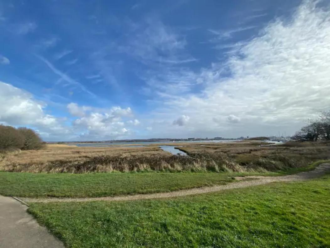 Holes Bay Nature Reserve, Poole, Right Next To The Water Eksteriør bilde